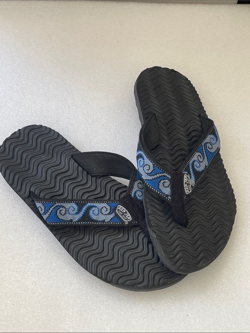 Blue & Black Men’s Wave-Pattern Flip Flops